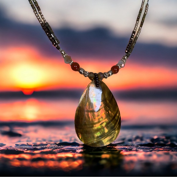 Unbelievable iridescence abalone choker. - Picture 1 of 9
